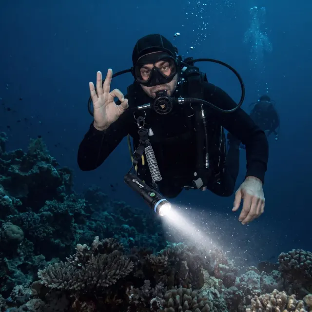 Kit Lanterna de Mergulho Fun Dive NOVA 2600 Lúmens com Retrator com Mola R-10 - Imagem 6