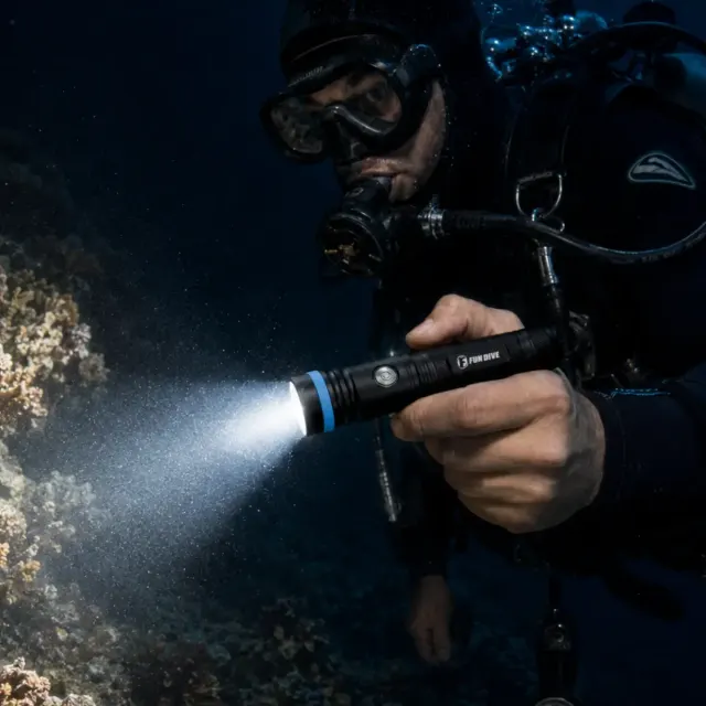 Lanterna de Mergulho Fun Dive NOVA 2600 Recarregável · 2600 Lúmens, IPX8 100m, LED XHP50 - Imagem 8